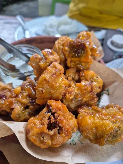 Kembang kol dan brokoli pada potongan -potongan di meja petani