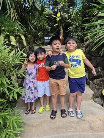 Anak -anak yang bersenang -senang di meja petani di Tagaytaya