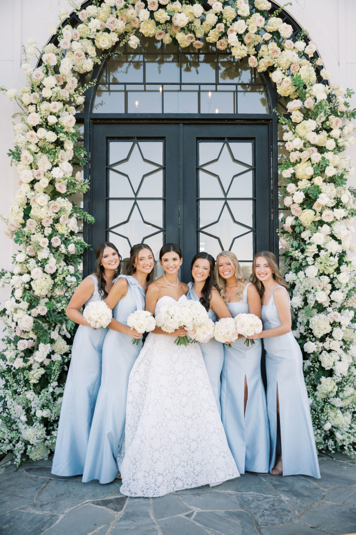 Pernikahan Hill Country yang apik dengan busur bunga di Camp Hosea

 – Beragampengetahuan