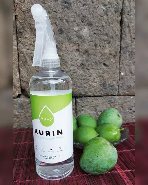 Buah -buahan air dan sayuran curish menyemprotkan
