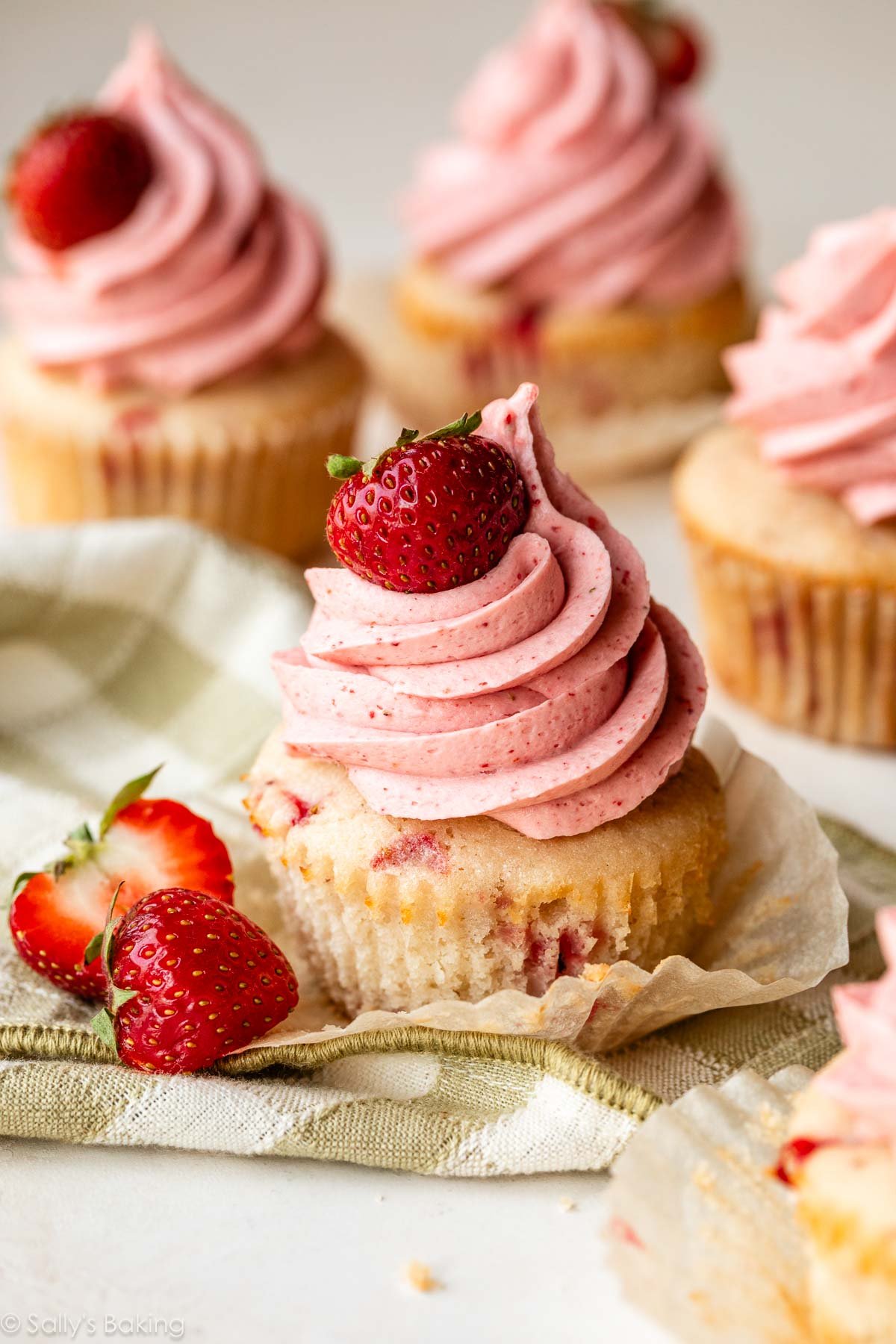 Strawberry Cupcakes with Strawberry Buttercream – Beragampengetahuan