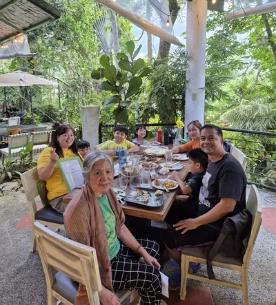Makan siang keluarga di meja petani Makan siang keluarga di meja petani Tagaytay