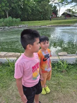 Miguel dan Rafa Miguel dan Rafa di tempat kudus alam