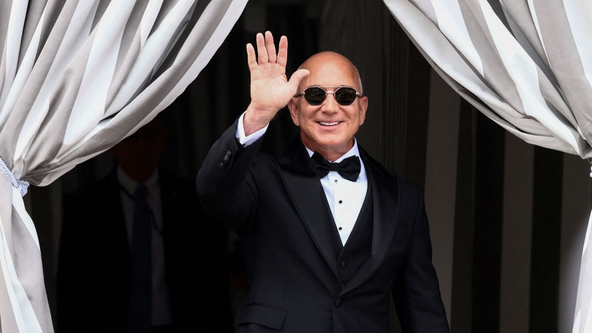 Jeff Bezos 737 juta dolar menjual saham Amazon

 – Beragampengetahuan
