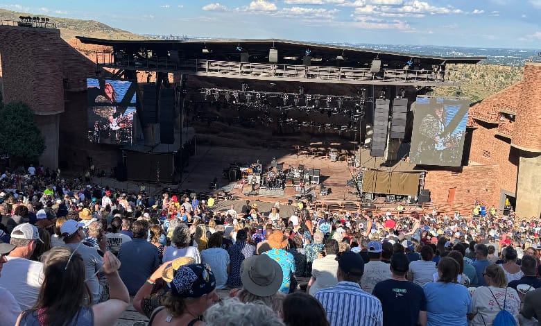 Ledakan besar tahun 90 -an menyambut Amphitheatre Red Rock

 – Beragampengetahuan