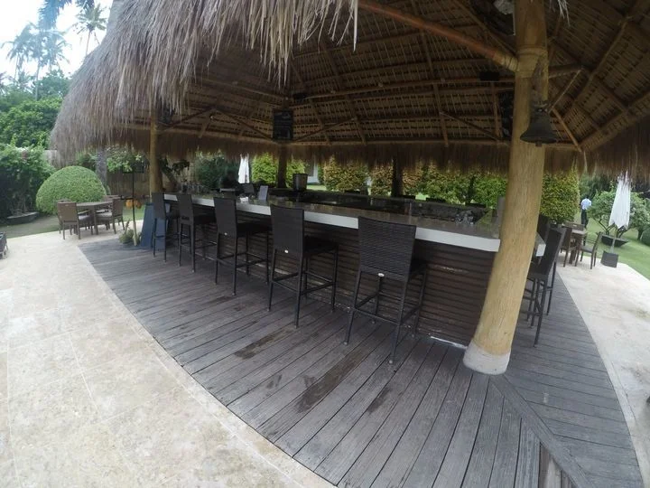 Resor dan spa atmosfer Bar dekat kolam di Atmosphere Resorts & Spa