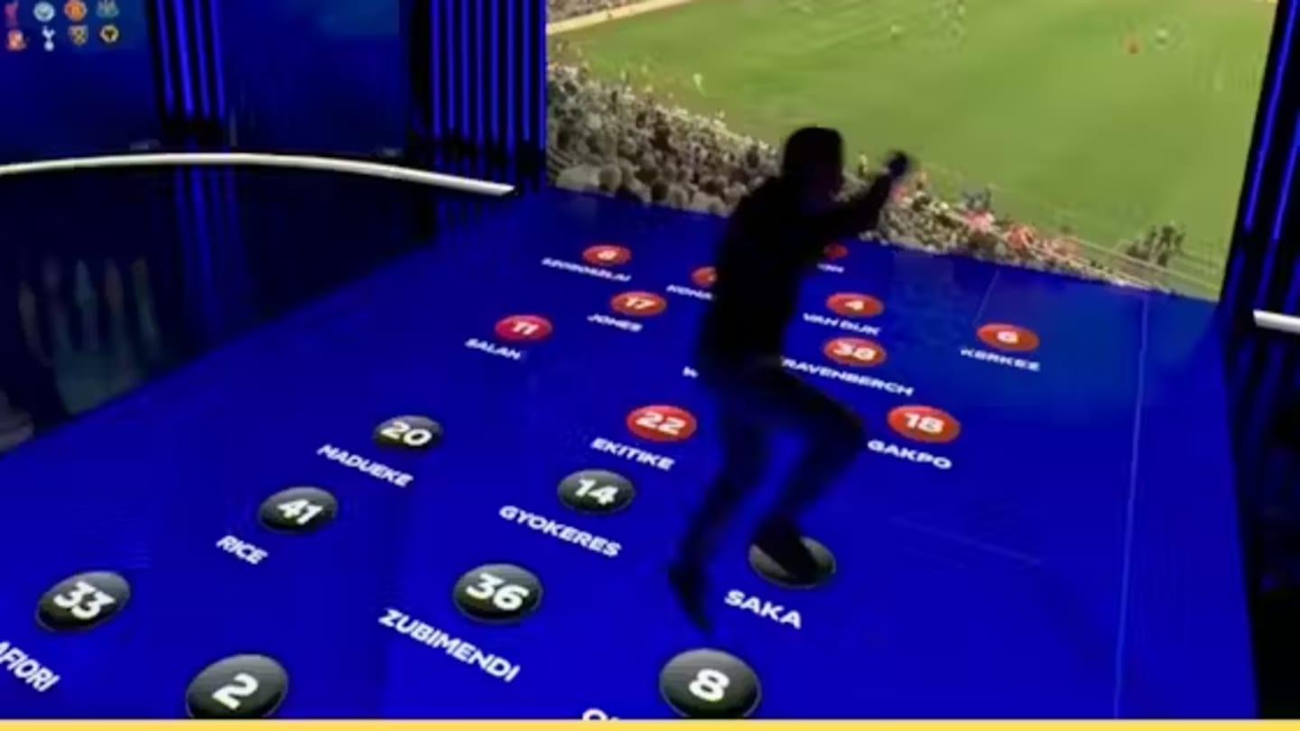 Jamie Carragher pergi ke hutan di studio Sky Sport untuk merayakan target Rio Ngumoha.

 – Beragampengetahuan
