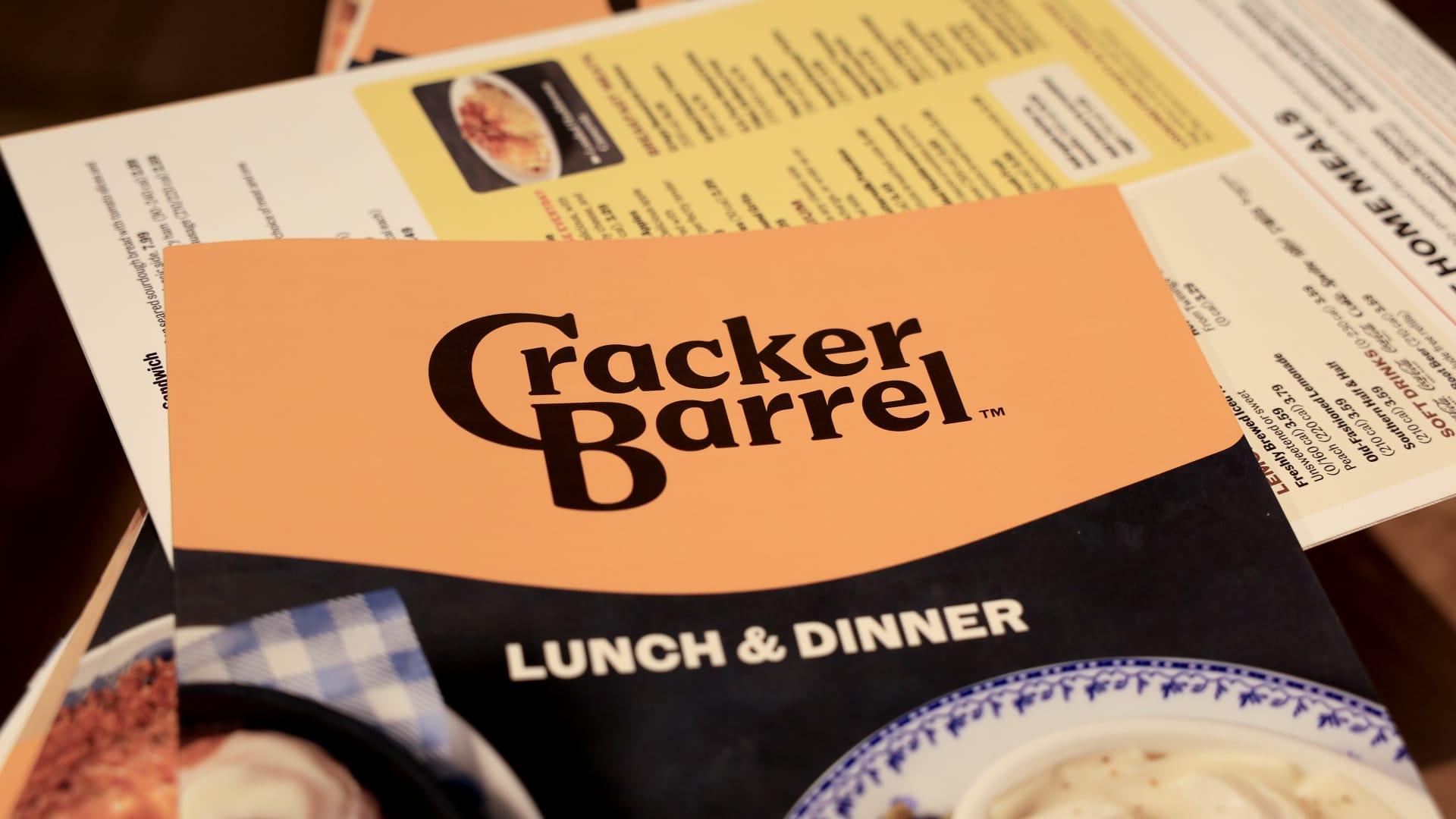 Cracker Barrel menanggapi respons intelektual terhadap logo baru dan merek yang diganti namanya

 – Beragampengetahuan