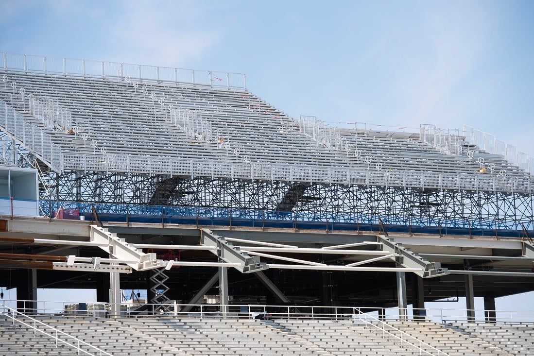 Penn State menjadi tuan rumah hoki luar ruangan. Doubleheader di Stadion Beaver.

 – Beragampengetahuan