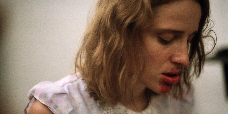 Trailer dan poster baru untuk rilis 4K Dogtooth oleh Yorgos Lanthimos