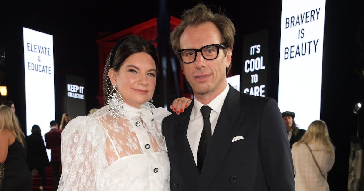 Pendiri Net-A-Porter menggugat mantan mitra karena penipuan, penderitaan emosional.

 – Beragampengetahuan