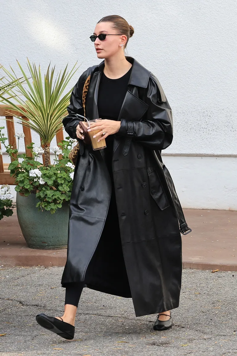 Haley Bieber memakai legging dengan Pilates di LA.