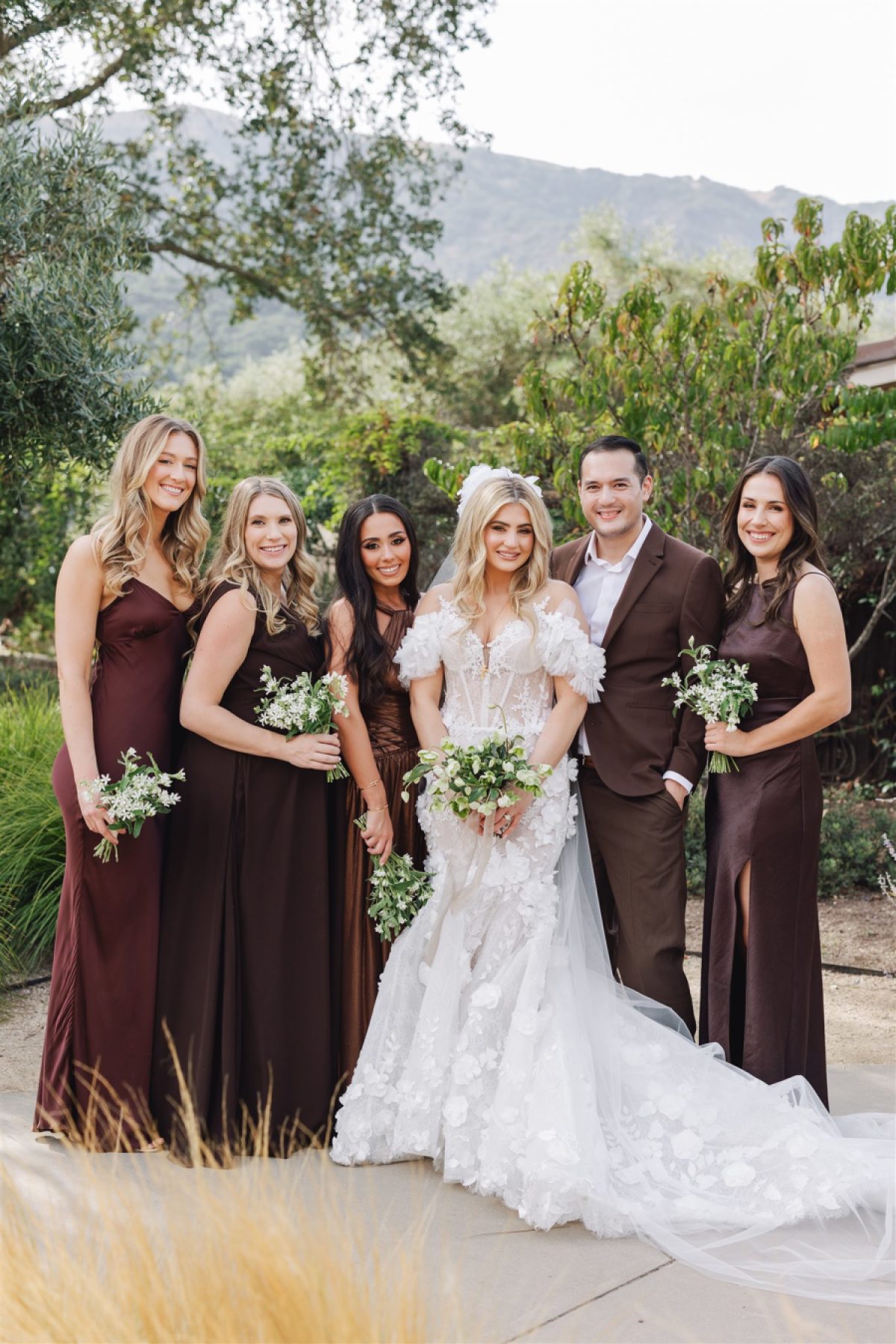 Upacara Pernikahan untuk Upacara Taman Lush di Lembah Carmel dengan Tekstur Kotoran

 – Beragampengetahuan