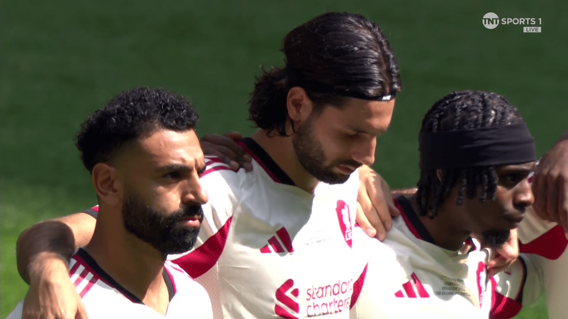 Liverpool membayar upeti kepada Diogo Jota, tetapi wasit dipaksa untuk memotong keheningan dalam menit singkat di Community Shield.

 – Beragampengetahuan