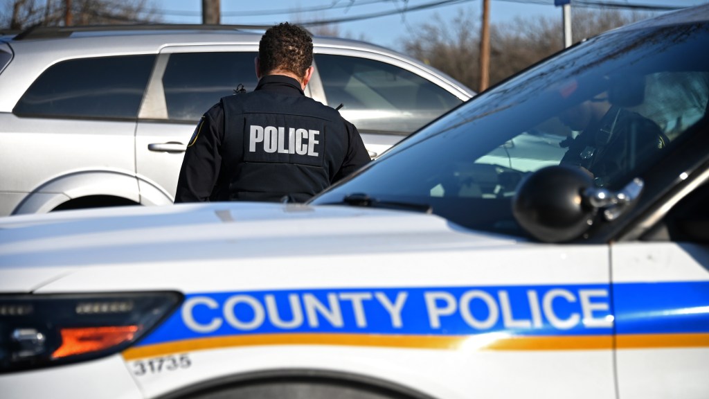 FOX45: Pria bersenjata itu mencari tembakan di dekat toko Kenilworth di Towson.

 – Beragampengetahuan