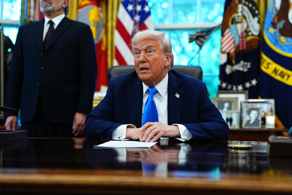 Presiden AS Donald J Trump berbicara kepada media di Kantor Oval.