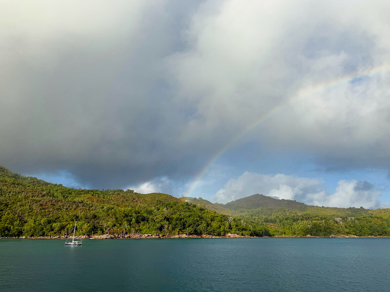 Awan hujan dan busur di seychelles