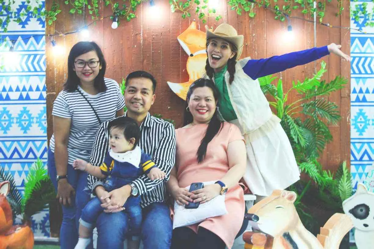 Our friend, Menea (leftmost), who volunteered to be the on-the-day coordinator for Miguel's first  irthday celebration, and our party host, the lively Paula Sunga (rightmost)