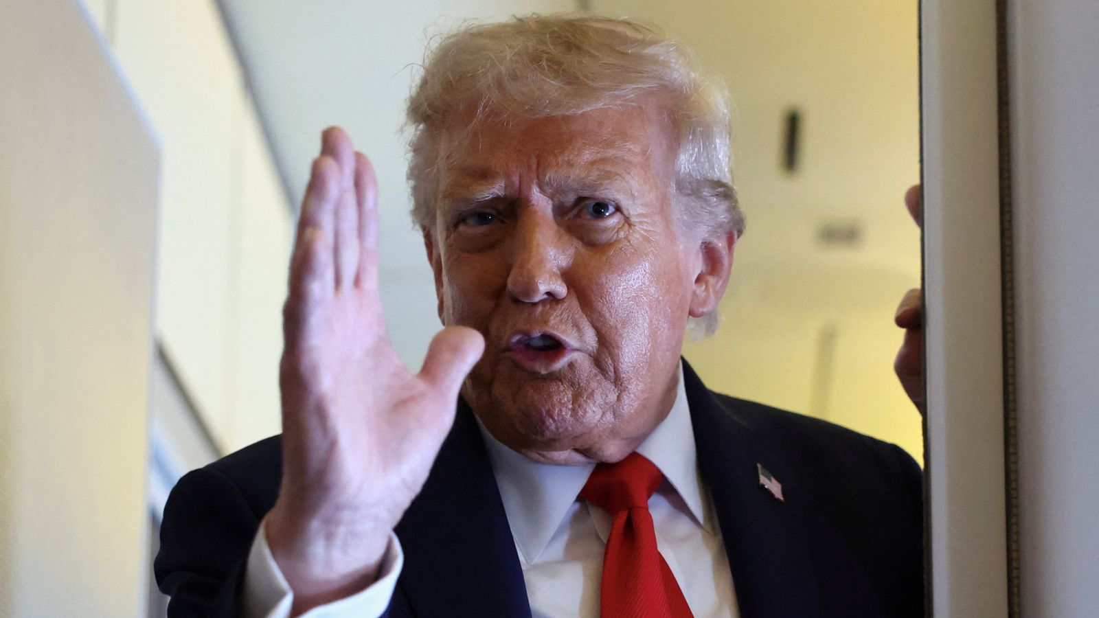 Donald Trump memperkenalkan $ 100.000 untuk visa pekerja asing yang terampil | Berita Dunia

 – Beragampengetahuan