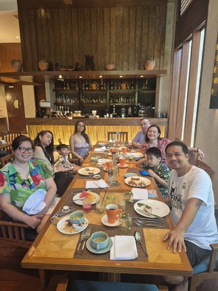 Hidangan keluarga di Vintana Cafe di Shangri -La Boracay – Ayah Bergerak

 – Beragampengetahuan