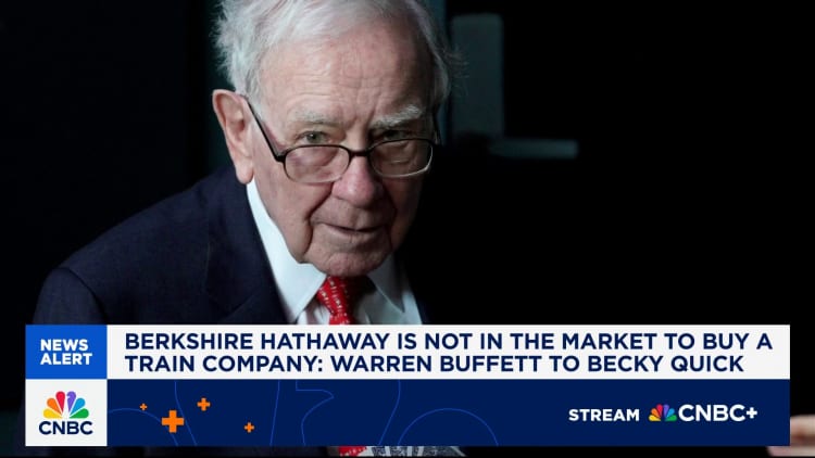 Warren Buffett mengatakan Berkshire Hathaway tidak ada di pasaran untuk membeli perusahaan kereta api