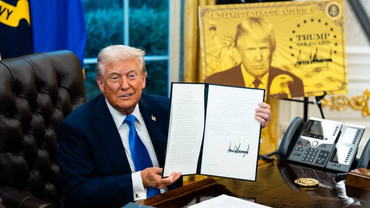Apa arti biaya visa H-1B Trump sebesar $100.000 bagi perusahaan teknologi besar?