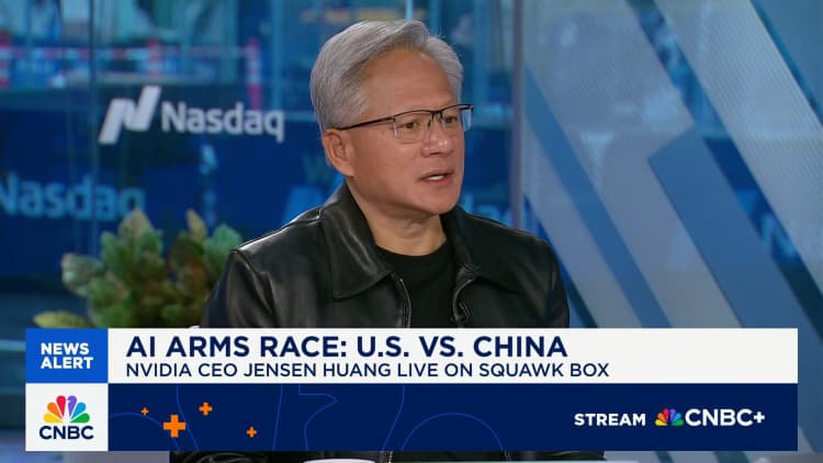 CEO Nvidia Jensen Huang dengan visa H-1B: Keluarga saya tidak mampu membayar biaya $100.000
