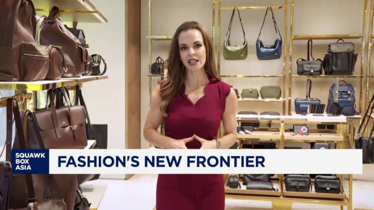 Dari mode kelas atas hingga kafe: rumah mode terlihat melampaui landasan pacu