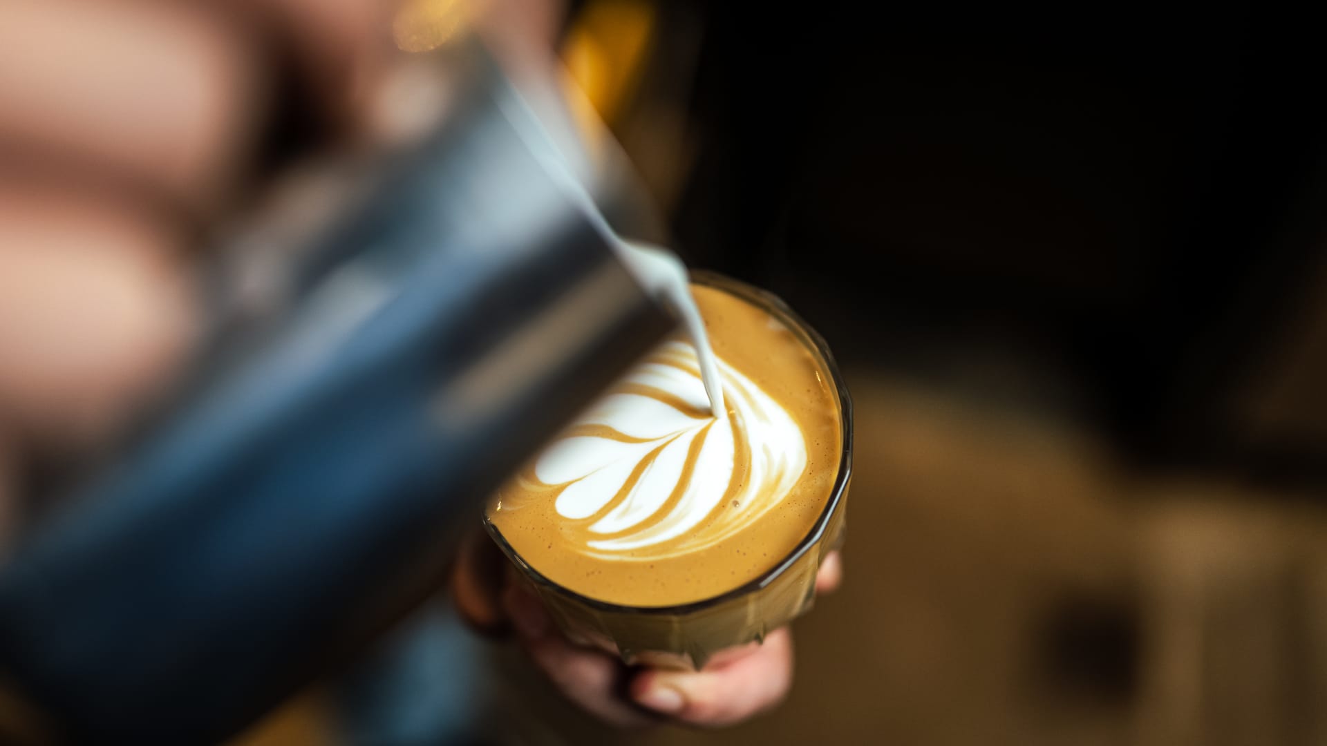 Bagaimana Coach dan Prada menarik konsumen Asia dengan kopi dan kue

 – Beragampengetahuan