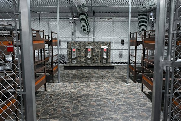 Narapidana harus menggunakan toilet terbuka di dalam kandang.