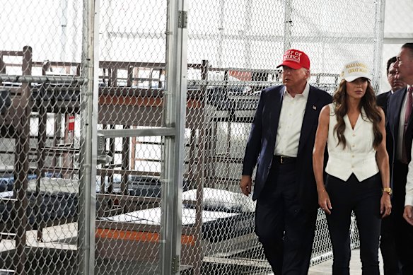 Presiden AS Donald Trump dan Menteri Keamanan Dalam Negeri Kristi Noem di Pulau Alligator pada bulan Juli.