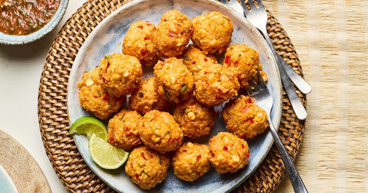 Kue cabai mauritian (gato pima) dengan chilli chutney tomat

 – Beragampengetahuan
