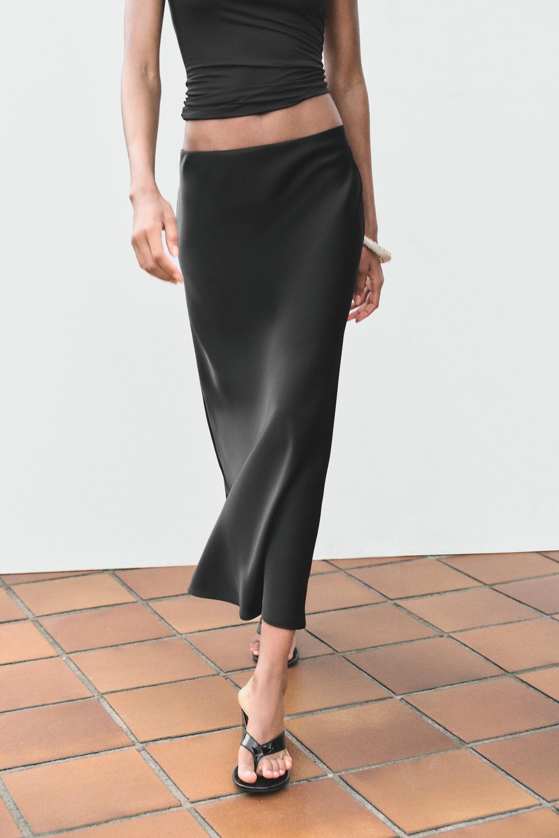 rok midi berbahan satin