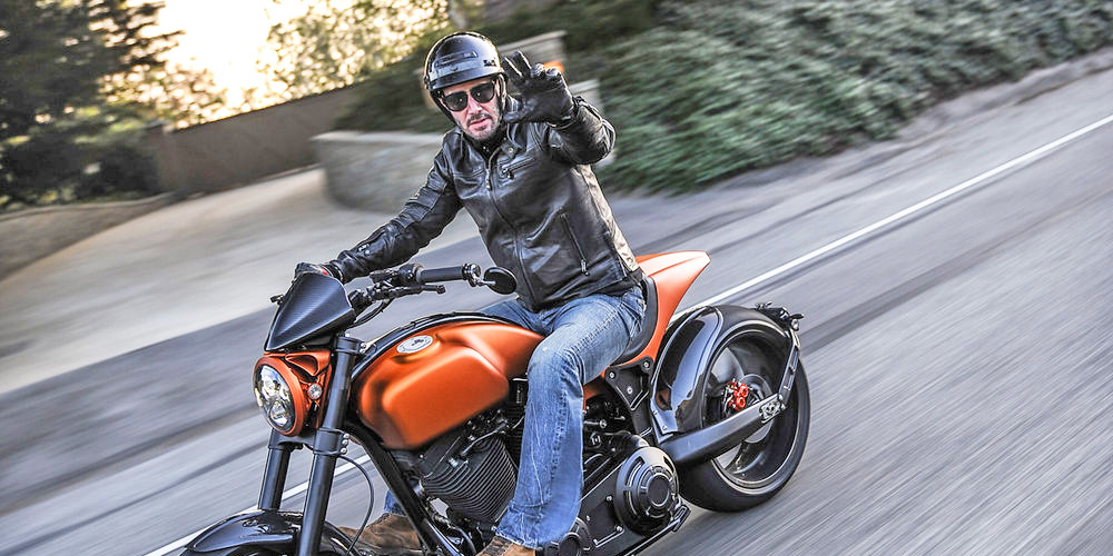 El Origen Del Saludo Motero -Pirata Motos | Boutique Ropa Moto Sevilla