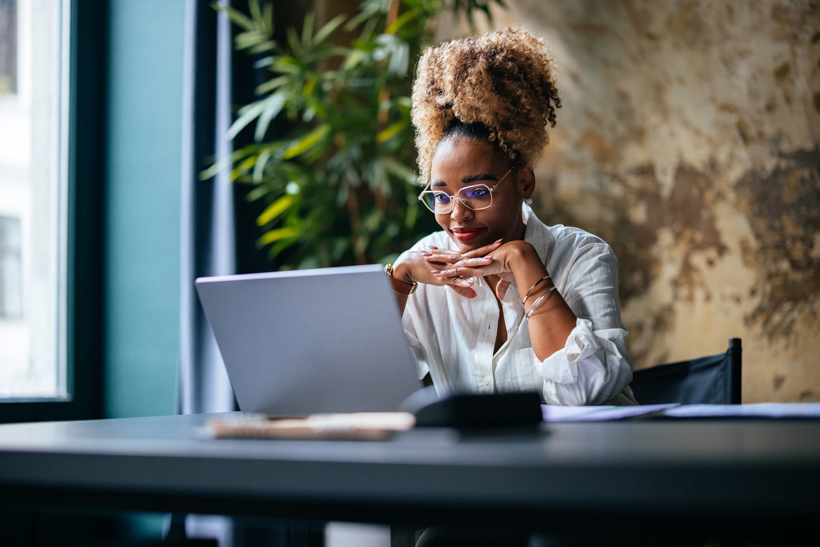 wanita menggunakan laptop