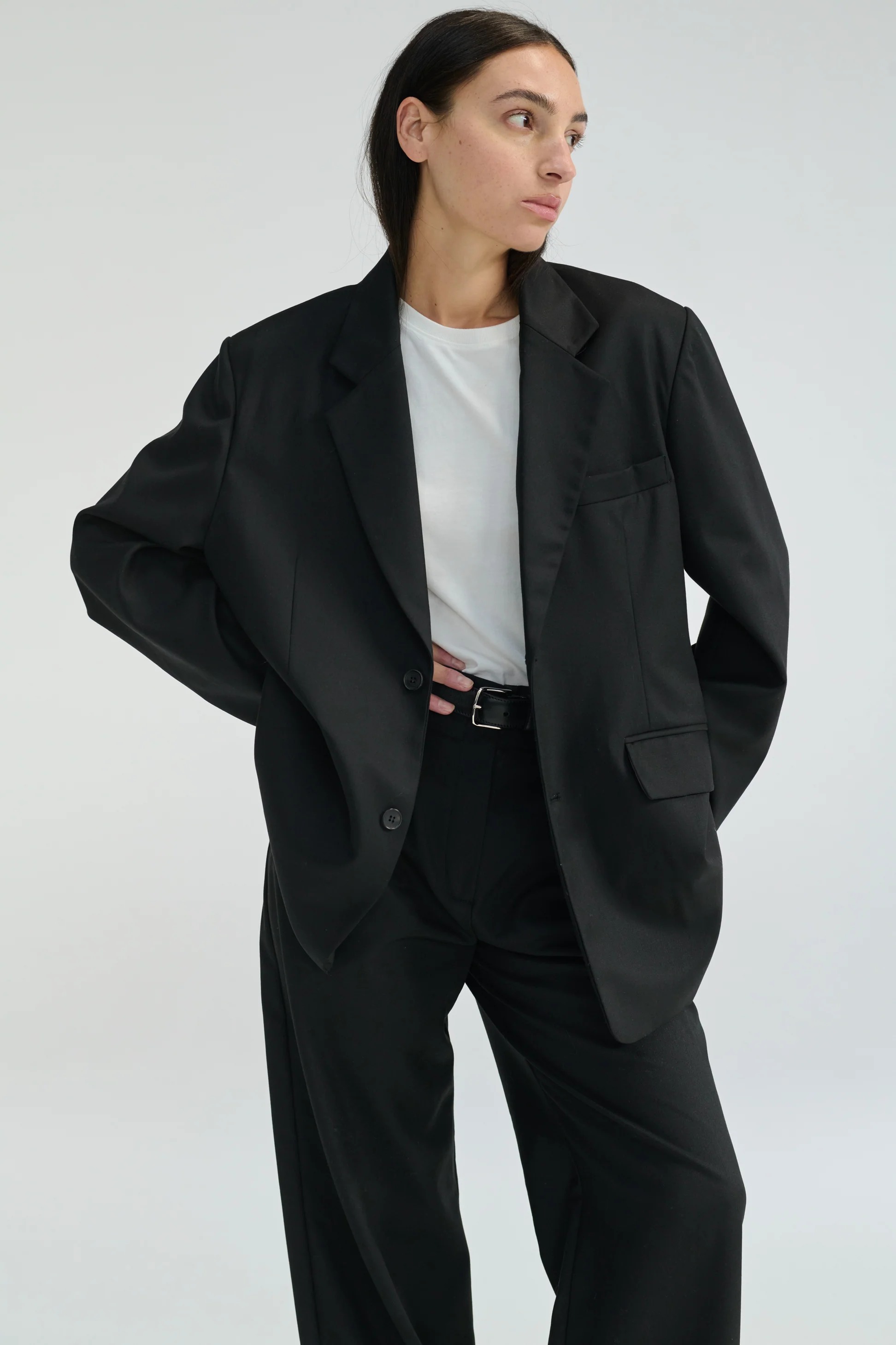 Konsep Almina: Blazer double-breasted berukuran besar.