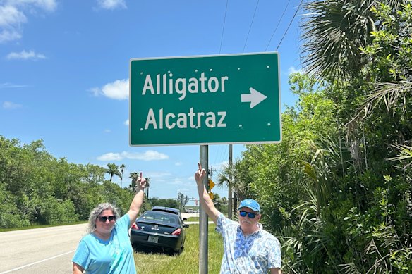 Kelly dan Steve dari Fort Myers, Florida mengungkapkan pemikiran mereka tentang Alligator Alcatraz.