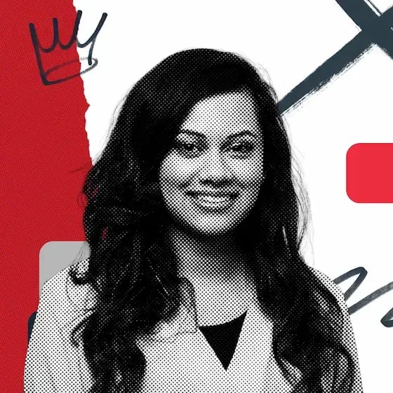 Deesha Laxsav, seorang wanita yang tersenyum dengan rambut hitam panjang