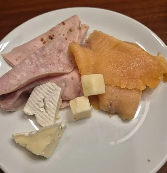 Potongan daging dingin dan keju di Horizon Club