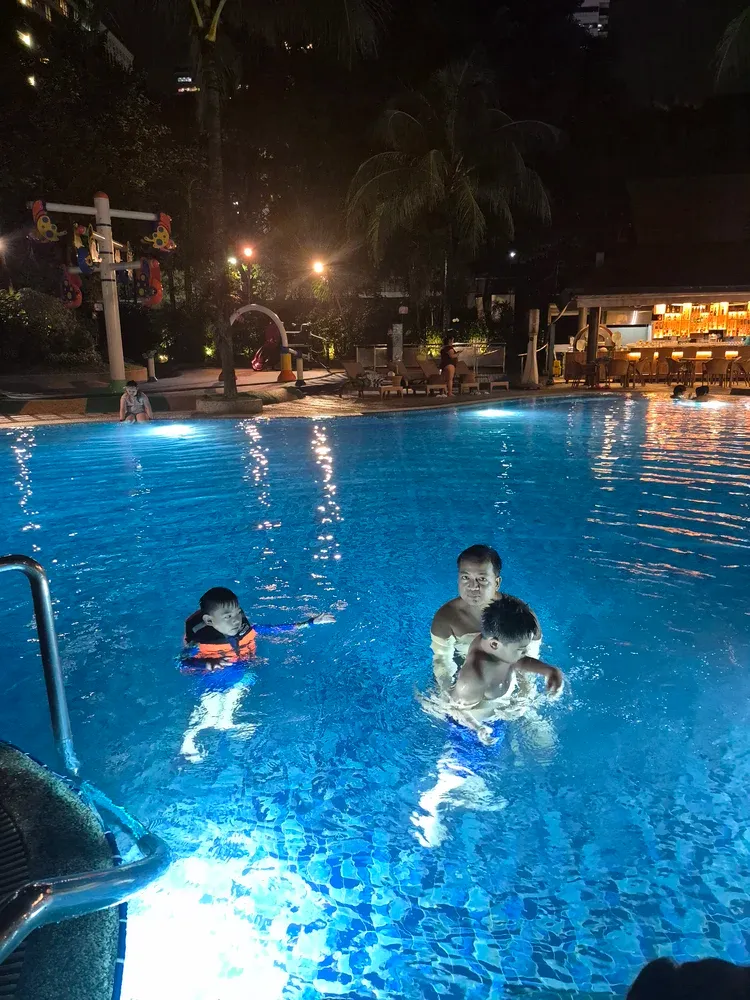 Berenang di Edsa Shangri-La