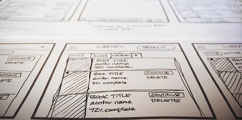 Foto close-up dari satu set wireframes kertas dari proyek situs web yang saya kerjakan beberapa tahun yang lalu.