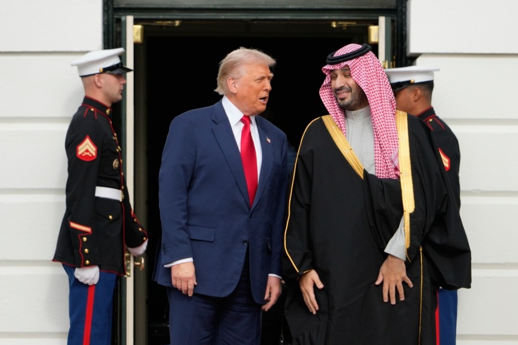 Trump salah bertemu dengan pangeran Saudi.

 – Beragampengetahuan