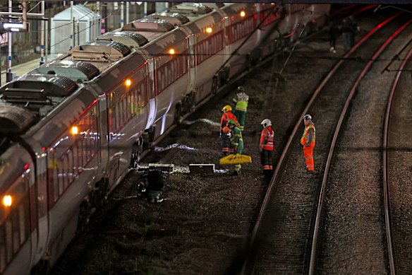 Kru darurat berada di jalur kereta api di stasiun kereta Huntingdon di Cambridgeshire setelah serangan penikaman.
