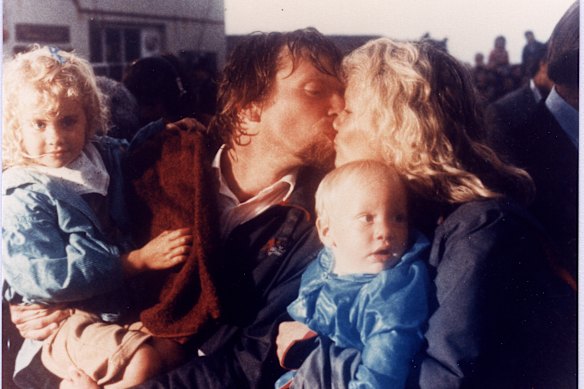 Branson bersama istrinya Joan dan anak-anak mereka Holly dan Sam.
