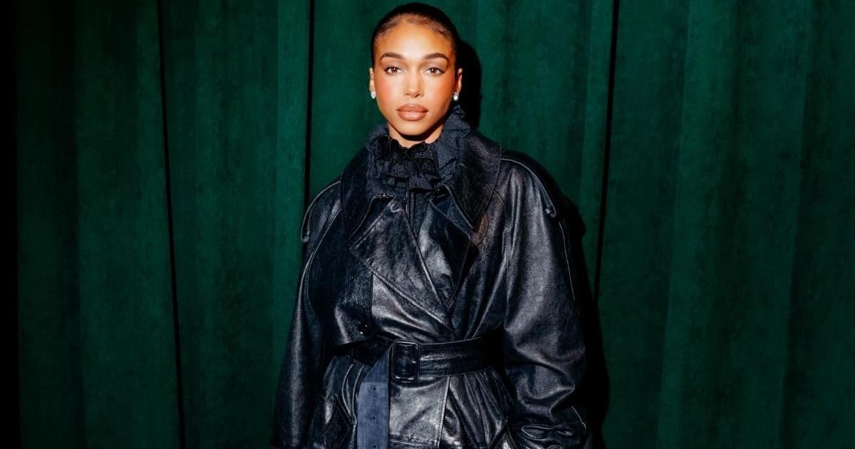 Lori Harvey siap menyambut musim liburan dengan pakaian All-Burberry.

 – Beragampengetahuan