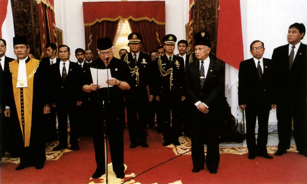 Menjadikan Soeharto sebagai pahlawan nasional melemahkan reformasi demokrasi

 – Beragampengetahuan