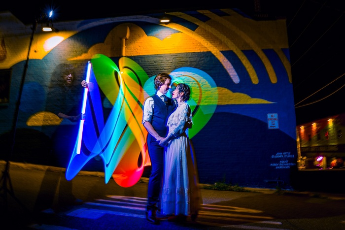 Pernikahan yang menyenangkan dan pribadi di galeri seni DC dengan jam koktail di Halloween
 – Beragampengetahuan