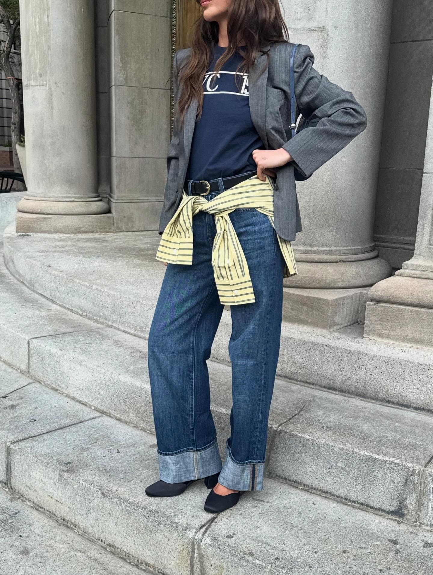 Influencer @makenn_alyse Kenakan kaos biru tua dengan blazer abu-abu. jeans biru dan sepatu hak tinggi hitam dengan ujung tertutup
