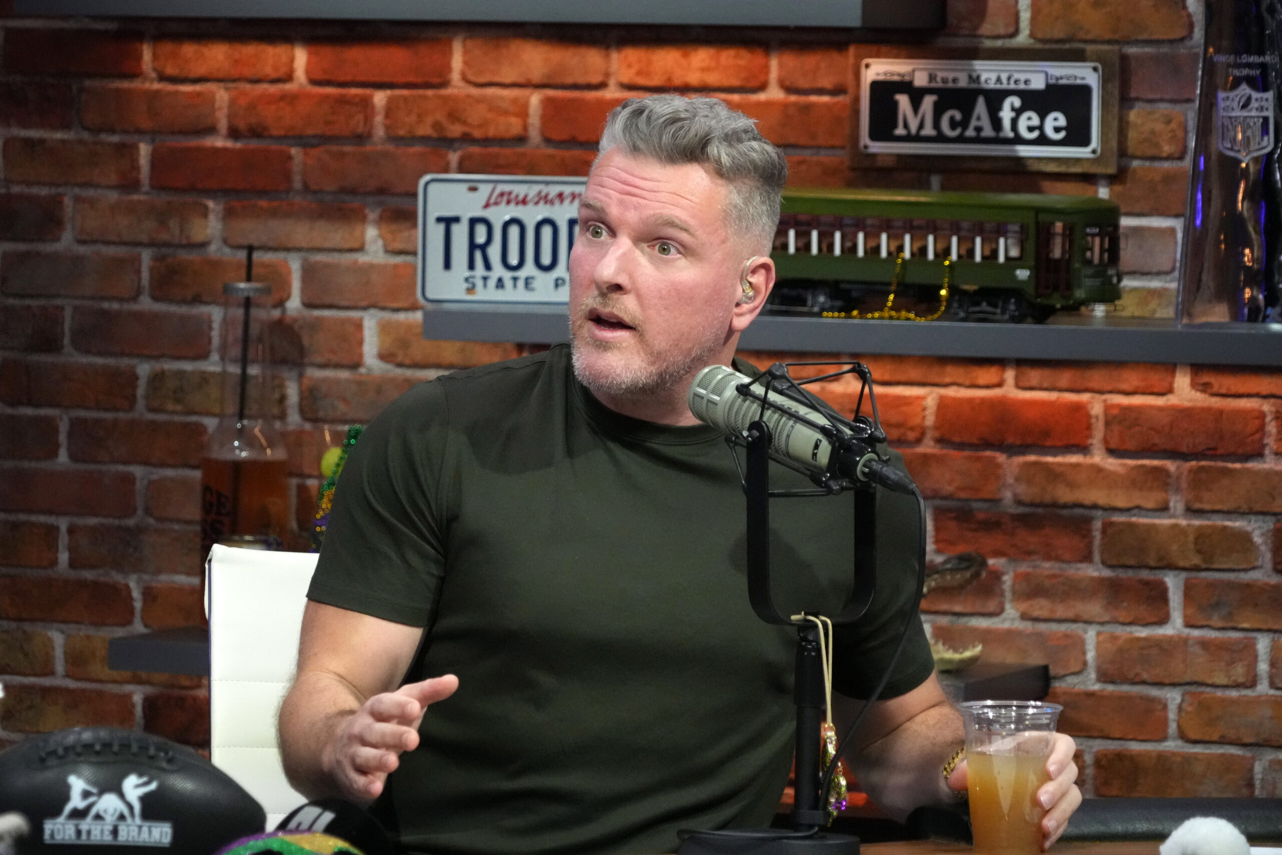 Pat McAfee mengolok-olok rumput di stadion Pittsburgh pada pertandingan sepak bola perguruan tinggi.

 – Beragampengetahuan