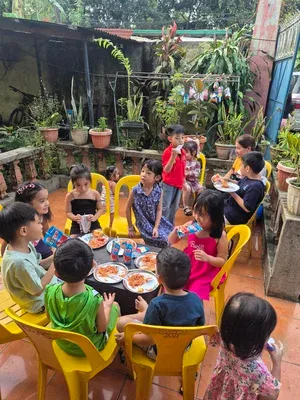 Rafa dan anak-anak makan makanan pesta